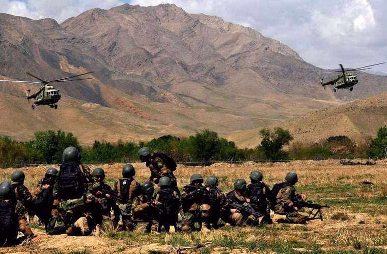 Không quân Afghanistan (AAF) hiện có quân số 6.800 binh sĩ được trang bị 180 máy bay các loại chịu trách nhiệm bảo vệ không phận và cung cấp hoạt động chi viện cho lục quân. Tuy nhiên, nhìn vào các trang bị của AAF thì đa phần chỉ làm được các nhiệm vụ vận tải, chuyển quân là chủ yếu.