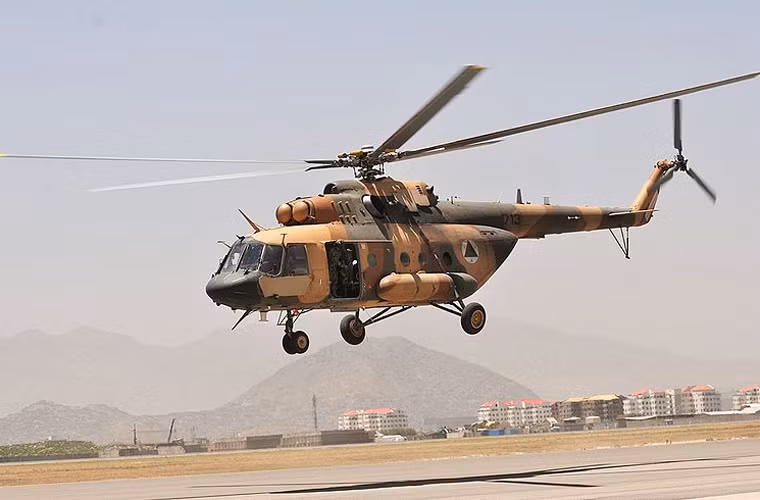 Chiếm số lượng đông đảo nhất trong Không quân Afghanistan hiện tại là lực lượng trực thăng với số lượng khoảng 120 chiếc. Trong đó, đông nhất là trực thăng Mi-8/17 do Nga sản xuất, với 98 chiếc cung cấp khả năng chuyển quân, hàng hóa, chi viện hỏa lực.