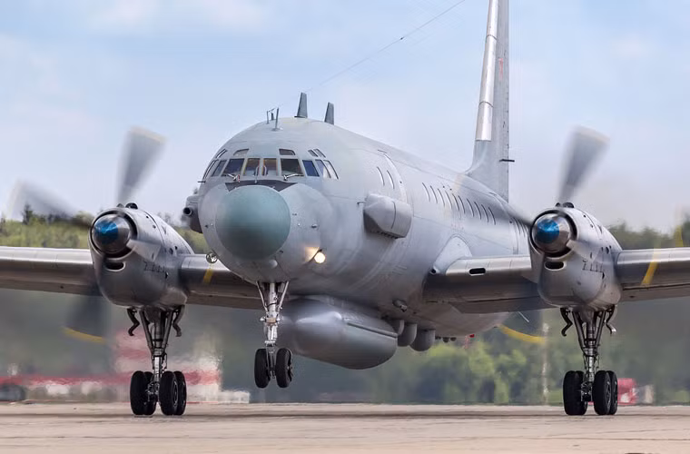 Ảnh chụp phía trước một chiếc Il-20M cho thấy rõ ụ thiết bị đặc biệt nằm dưới bụng máy bay.