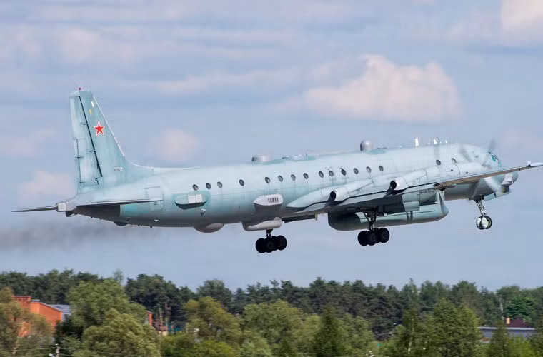 Cơ bản thì Il-20M vẫn giữ khung thân giống hệt Il-18 với các cửa sổ nhỏ dọc thân như máy bay chở khách thông thường. Người ta chỉ có thể phân biệt nó qua hàng loạt ụ bọc thiết bị điện tử bố trí dọc thân máy bay.