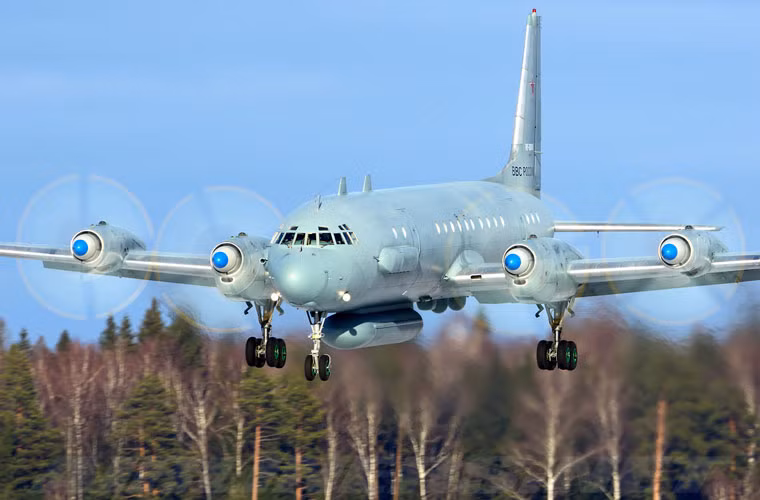 Máy bay do thám Il-20M được trang bị 4 động cơ tuốc bin cánh quạt AI-20M (trang bị cánh quạt 4 lá AW-68 I trên mỗi động cơ) cho tốc độ bay tối đa 675km/h, tầm bay tối đa 6.500km.