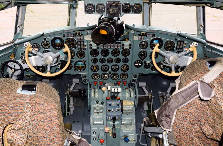 Cận cảnh cabin lái máy bay trinh thám Il-20M không có nét gì đặc biệt nếu không muốn nói là lạc hậu.