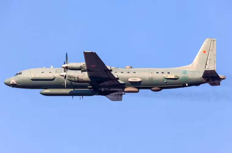 Máy bay Il-20M được thiết kế đảm nhiệm vai trò tình báo điện tử, giám sát trên không. Nó được trang bị các anten mạng rộng, cảm biến hồng ngoại - quang học, radar trinh sát đường không, thiết bị liên lạc vệ tinh...không rõ chủng loại. Mọi thông tin về Il-20M rất ít ỏi vì nhiệm vụ đặc biệt của nó.