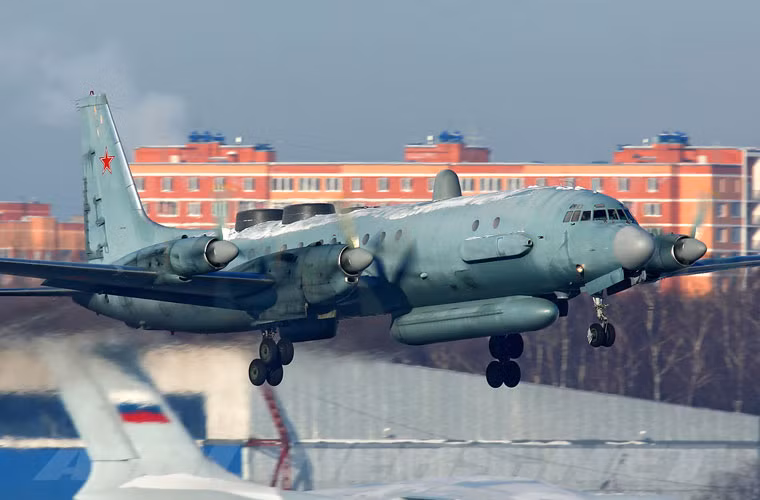 Tuy nhiên, chưa có bức ảnh nào chụp bên trong khoang điều khiển trang bị trên Il-20M.