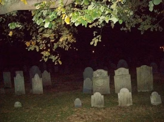  4. Nghĩa trang Howard Street, Salem, Massachusetts là một trong những địa danh ma ám nổi tiếng ở Mỹ. Đây là nơi an nghỉ của một người đàn ông tên là Giles Corey sau cái chết rất bi thảm. Những người dân nơi đây tin rằng, mỗi khi thành phố xảy ra biến cố, họ thường nhìn thấy bóng dáng của hồn ma Giles xuất hiện quanh nghĩa trang như một lời cảnh báo.