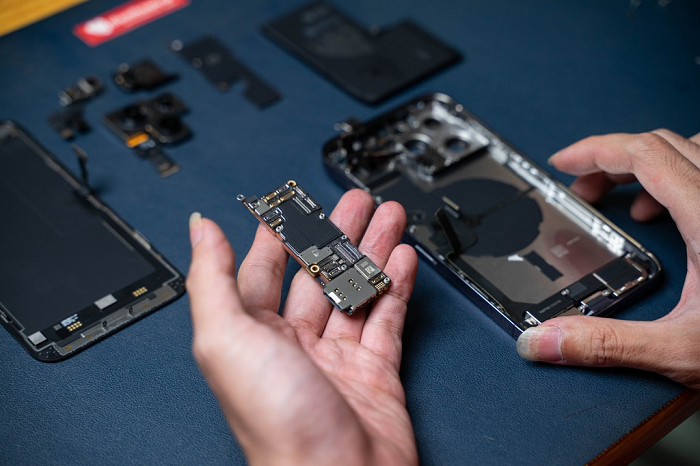 Một điểm đặc biệt đối với các thiết bị iPhone 14 series thị trường Mĩ LL/A sẽ không còn khay SIM truyền thống, mà thay thế hoàn toàn eSIM.