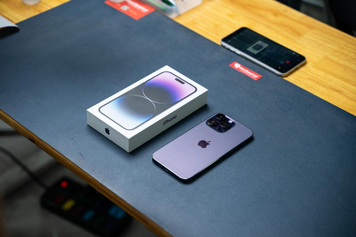 Hiện tại, dòng iPhone 14 đã lên kệ tại một số Apple Store và các đại lý ủy quyền cấp 1, tại thị trường Việt Nam người dùng sẽ phải đợi đến tháng 10 mới có cơ hội sở hữu iPhone 14 chính hãng. Mức giá dự kiến của iPhone 14 Pro Max chính hãng là 33,9 triệu cho phiên bản 128GB.