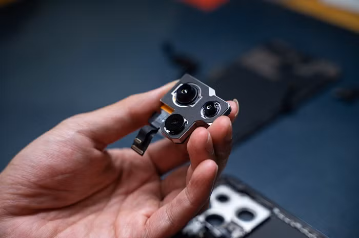 Cụm camera của iPhone 14 Pro Max cũng đã được tháo ra, hệ thống camera này đặt gọn trong một bộ khung. Gồm cảm biến chính mới 48MP, camera zoom quang học 3X và camera góc siêu rộng.