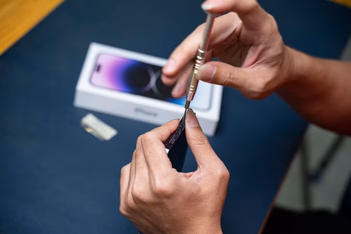 Sau khi "giải phẫu" thành công iPhone 14 Pro Max, kỹ thuật viên tiến hành lắp lại các linh kiện.