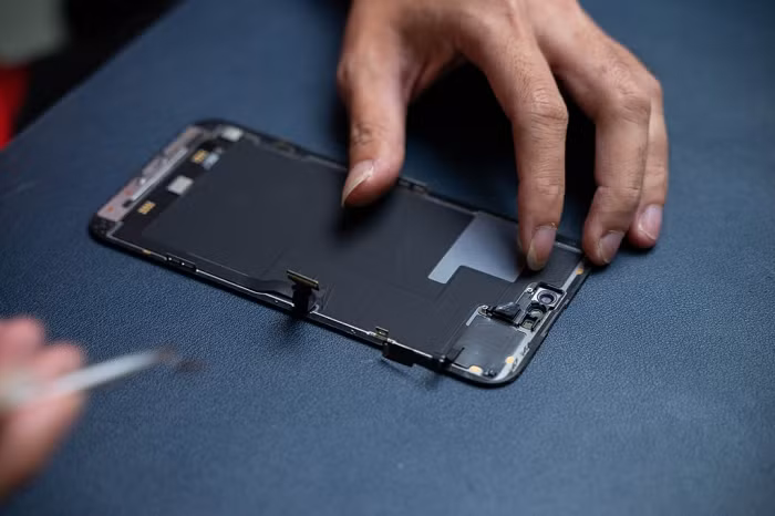 Kỹ thuật viên tháo từng miếng shield và sau đó cách ly pin và mở tháo phần màn hình và phát hiện ra Dynamic Island được hình thành là Apple chủ động tắt các điểm ảnh để tạo nền một khối thống nhất với hệ thống cảm biến truedepth, từ đó hình thành nên hình dạng như viên thuốc.