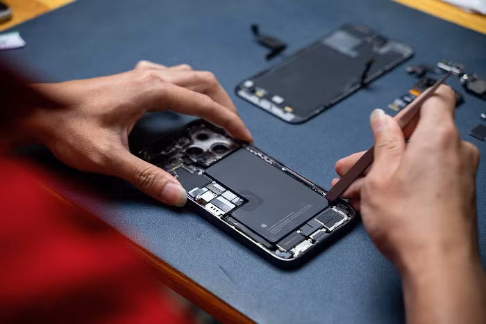 Main và phần pin của iPhone 14 Pro Max có dạng hình chữ L với dung lượng 4.323 mAh, thấp hơn một chút so với 4.352 của iPhone 13 Pro Max.