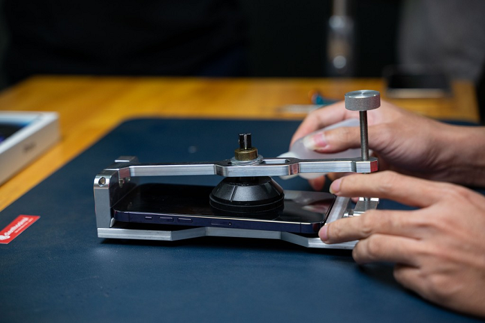Kỹ thuật viên bắt đầu thực hiện thao tác tháo màn hình và từ từ bung dần những linh kiện bên trong, hé lộ nhiều chi tiết đặc biệt về iPhone 14 Pro Max.