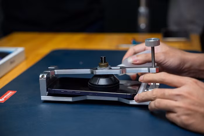 Kỹ thuật viên bắt đầu thực hiện thao tác tháo màn hình và từ từ bung dần những linh kiện bên trong, hé lộ nhiều chi tiết đặc biệt về iPhone 14 Pro Max.