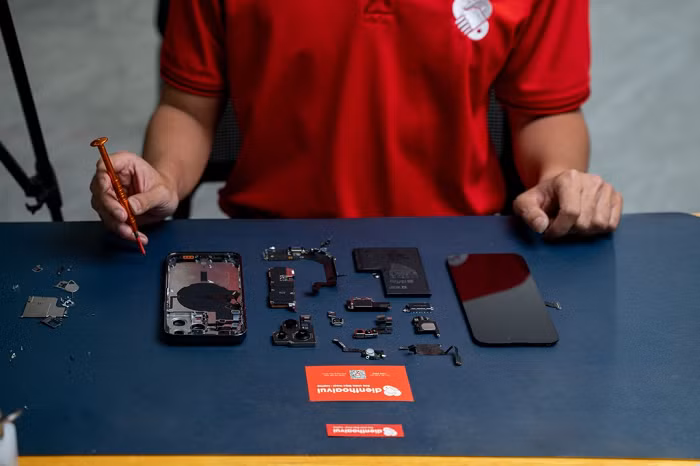 Theo chia sẻ từ kĩ thuật viên thì nội thất linh kiện bên trong iPhone 14 Pro Max được bố trí không quá khác biệt nhiều so với iPhone 13 Pro Max.