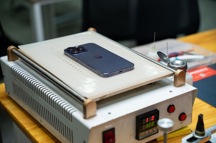 Tiếp theo, iPhone 14 Pro Max sẽ được đưa lên một thiết bị có tên “bàn nhiệt” nhằm làm giảm độ bám dính của keo dán chống nước giúp quá trình tháo gỡ linh kiện bên trong được dễ dàng hơn.