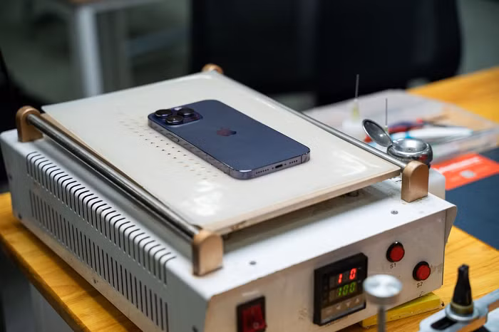 Tiếp theo, iPhone 14 Pro Max sẽ được đưa lên một thiết bị có tên “bàn nhiệt” nhằm làm giảm độ bám dính của keo dán chống nước giúp quá trình tháo gỡ linh kiện bên trong được dễ dàng hơn.
