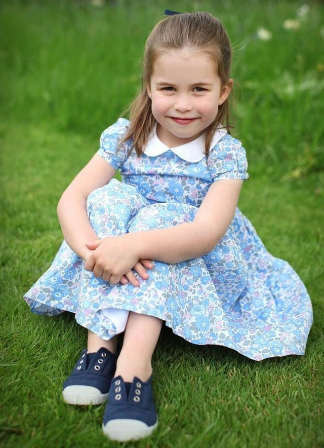  8. Công chúa nhỏ phải mặc váy: Cũng giống như các anh em trai của mình, các công chúa nhỏ của Hoàng gia cũng phải tuân theo những quy tắc ăn mặc khá khắt khe. Lấy ví dụ điển hình về công chúa Charlotte, tủ đồ của nàng công chúa nhỏ này được lấp đầy bởi những chiếc váy xinh xắn, sẵn sàng được sử dụng trong mọi dịp cô ra mắt công chúng.