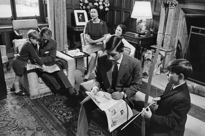  2. Không đi ngủ khi quốc vương còn thức: Tương tự các quy tắc trên bàn ăn, Hoàng gia Anh cũng có một số " quy tắc ngầm" về giấc ngủ. Vào buổi tối, các thành viên không được phép đi ngủ trước quốc vương. Theo William Heseltine, cựu thư ký riêng của cố nữ hoàng, Công nương Diana từng thấy việc ngồi thừ người ra và chờ đến giờ đi ngủ là một "sự thống khổ".