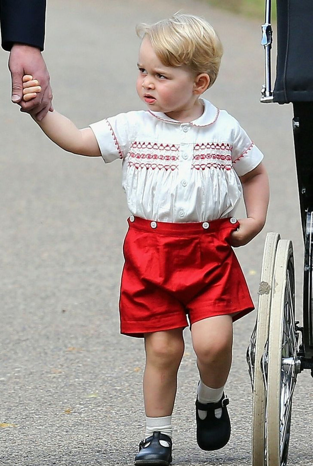  7. Hoàng tử mặc quần đùi cho đến khi 8 tuổi: Phong tục các thành viên nam của hoàng gia mặc quần đùi, áo choàng trong suốt thời thơ ấu có từ thế kỷ thứ 16 và hiện Hoàng gia Anh vẫn duy trì truyền thống lâu đời này. Hoàng tử George, Hoàng tử William, Hoàng tử Harry và cả Vua Charles III đều từng tuân theo quy tắc bất thành văn này.