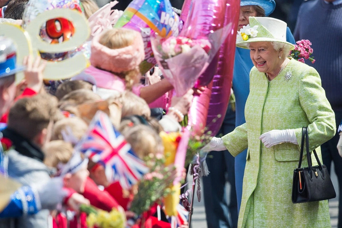  4. Không chụp ảnh selfie: Hầu như không thể tìm thấy bất kỳ bức ảnh selfie nào từ các thành viên Hoàng gia Anh.