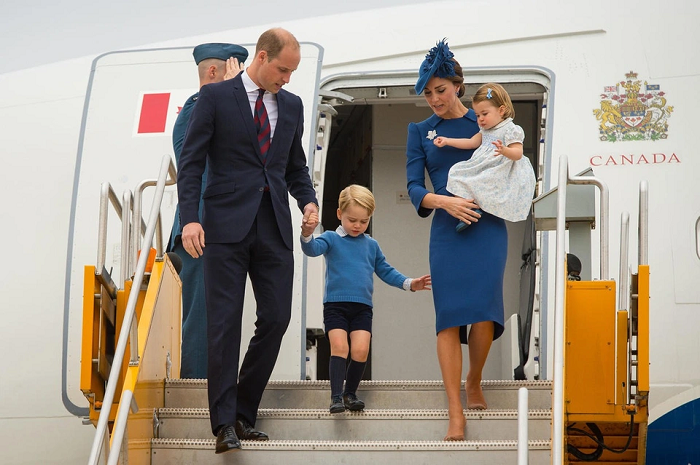  1. Những người thừa kế không đi chung chuyến bay: Theo nghi thức hoàng gia, hai người thừa kế trực tiếp ngai vàng phải thực hiện các chuyến bay riêng biệt khi đi du lịch, một biện pháp dự phòng trong trường hợp xảy ra tai nạn đáng tiếc. Điều đó có nghĩa là Vua Charles III và Hoàng tử William không thể bay cùng nhau. Khi tròn 12 tuổi, Hoàng tử George cũng sẽ không còn di chuyển chung máy bay với cha mình.