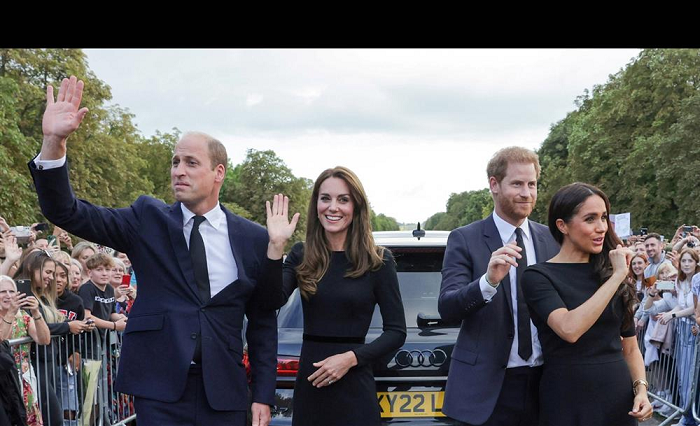  9. Không PDA (viết tắt của "public display of affection"): Không có quy định chính thức nào của Hoàng gia Anh cấm thể hiện tình cảm nơi công cộng, nhưng cố Nữ hoàng Elizabeth II và Hoàng thân Philip đã đặt ra một tiền lệ khuyến khích các thành viên hoàng gia hạn chế ôm hôn, nắm tay trước công chúng. Với tư cách là người thừa kế ngai vàng, Hoàng tử William và Công nương Kate đã nghiêm ngặt tuân thủ quy tắc này để giữ hình ảnh chuyên nghiệp, thanh lịch.