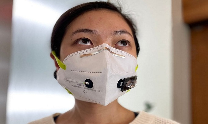 Cụ thể, khi kết nối với mạng không dây, chiếc khẩu trang này có thể truyền dữ liệu thời gian thực tới thiết bị di động của người dùng, bao gồm cảnh báo phát hiện virus.