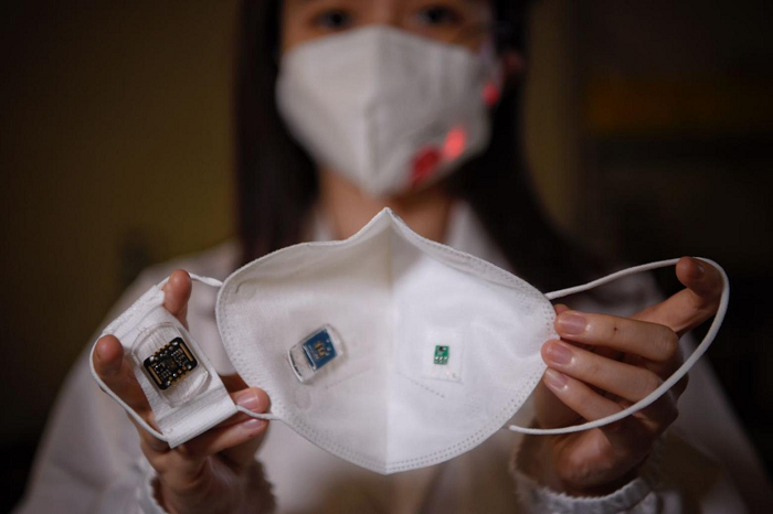 Theo các nhà nghiên cứu, loại khẩu trang thông minh này có chức năng như một hệ thống cảnh báo sớm giúp ngăn chặn bùng phát các bệnh lây nhiễm qua đường hô hấp trong tương lai.