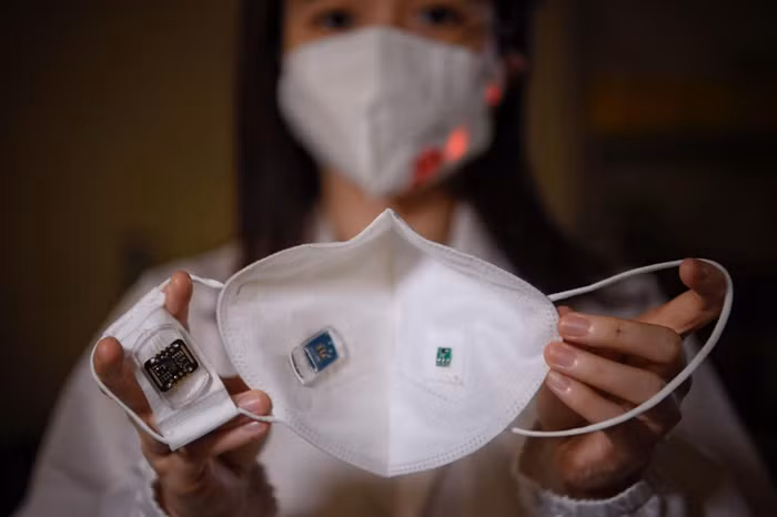 Theo các nhà nghiên cứu, loại khẩu trang thông minh này có chức năng như một hệ thống cảnh báo sớm giúp ngăn chặn bùng phát các bệnh lây nhiễm qua đường hô hấp trong tương lai.