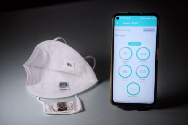 Để giải quyết vấn đề này, các nhà nghiên cứu tại Đại học Đồng Tế ở Thượng Hải đã phát triển thiết bị điện tử có thể đeo được, trang bị bóng bán dẫn ion có độ nhạy cao, có khả năng phát hiện các protein virus nồng độ thấp, gây ra các bệnh lây truyền qua đường hô hấp khác nhau - bao gồm cả COVID-19, các chủng H1N1 và H5N1 của bệnh cúm.