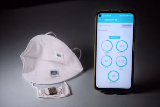 Để giải quyết vấn đề này, các nhà nghiên cứu tại Đại học Đồng Tế ở Thượng Hải đã phát triển thiết bị điện tử có thể đeo được, trang bị bóng bán dẫn ion có độ nhạy cao, có khả năng phát hiện các protein virus nồng độ thấp, gây ra các bệnh lây truyền qua đường hô hấp khác nhau - bao gồm cả COVID-19, các chủng H1N1 và H5N1 của bệnh cúm.