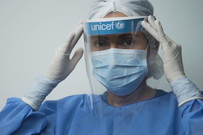 Để kiểm tra hiệu quả của loại khẩu trang này, các nhà nghiên cứu đã đặt thiết bị vào một buồng kín, sau đó phun khí chứa lượng rất nhỏ các protein virus COVID-19, H1N1 và H5N1 vào không gian. Dữ liệu cho thấy thiết bị có thể phát hiện các protein virus với lượng nhỏ tới 0,3 microlit – nồng độ thấp hơn tới 560 lần so với nồng độ virus được tạo ra trong một lần hắt hơi. 