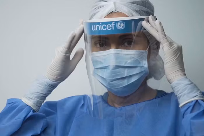 Để kiểm tra hiệu quả của loại khẩu trang này, các nhà nghiên cứu đã đặt thiết bị vào một buồng kín, sau đó phun khí chứa lượng rất nhỏ các protein virus COVID-19, H1N1 và H5N1 vào không gian. Dữ liệu cho thấy thiết bị có thể phát hiện các protein virus với lượng nhỏ tới 0,3 microlit – nồng độ thấp hơn tới 560 lần so với nồng độ virus được tạo ra trong một lần hắt hơi. 