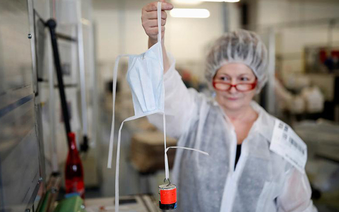 “Nghiên cứu trước đây cho thấy đeo khẩu trang có thể làm giảm nguy cơ lây lan và nhiễm bệnh. Vì vậy, chúng tôi muốn phát minh ra một chiếc khẩu trang có thể phát hiện virus tồn tại trong không khí và cảnh báo cho người đeo chúng”, ông Fang nói.