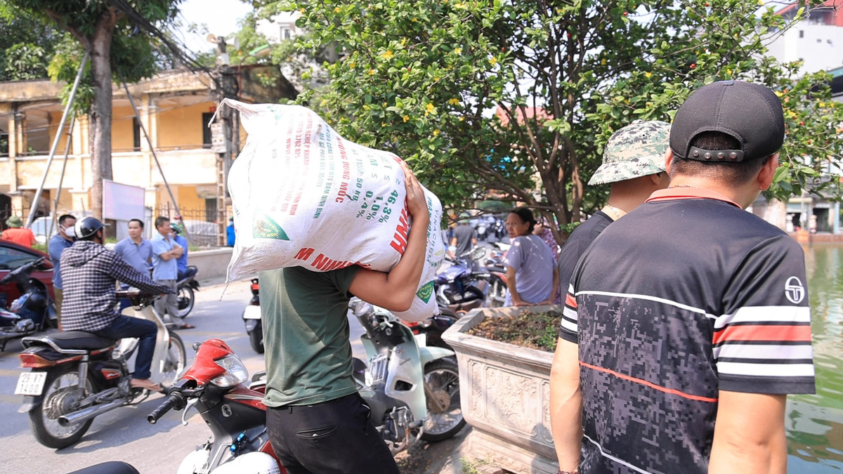 Từ sáng sớm người dân đã tấp nập chuẩn bị cho lễ hội.