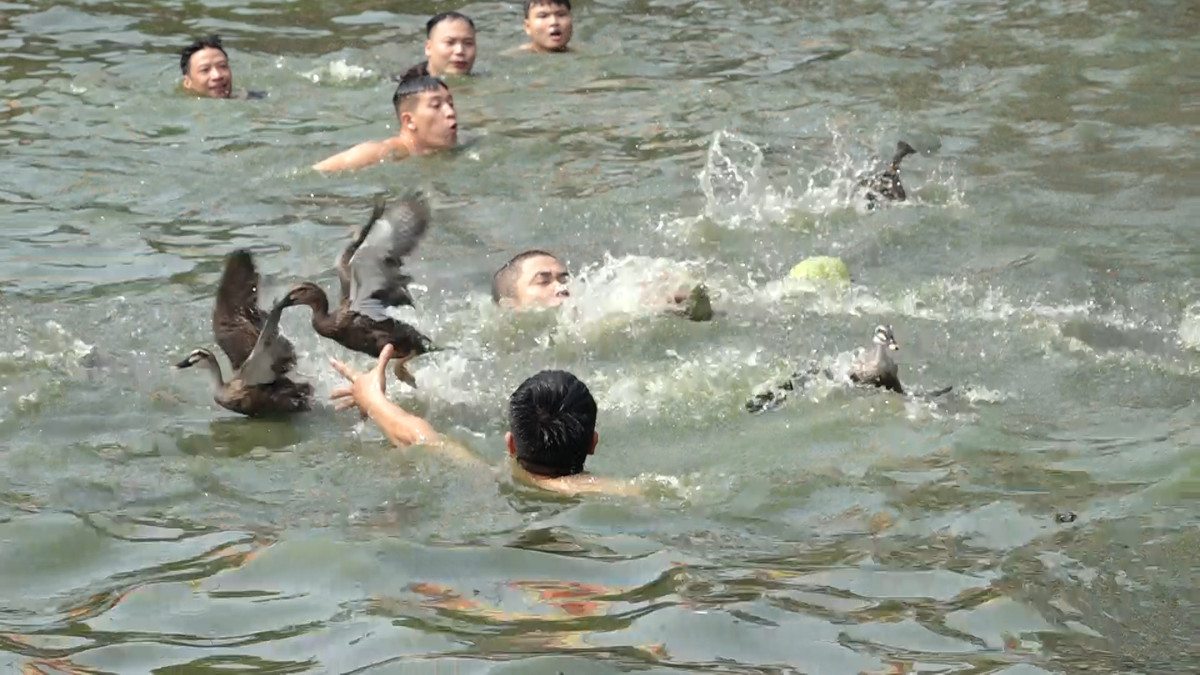 Đối tượng tham gia là toàn bộ dân làng, thanh niên trai tráng...