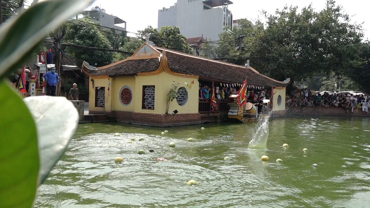 Sáng 7/9 tại làng Triều Khúc đã diễn ra lễ hội ném bưởi bắt vịt, một lễ hội đã có từ lâu đời.