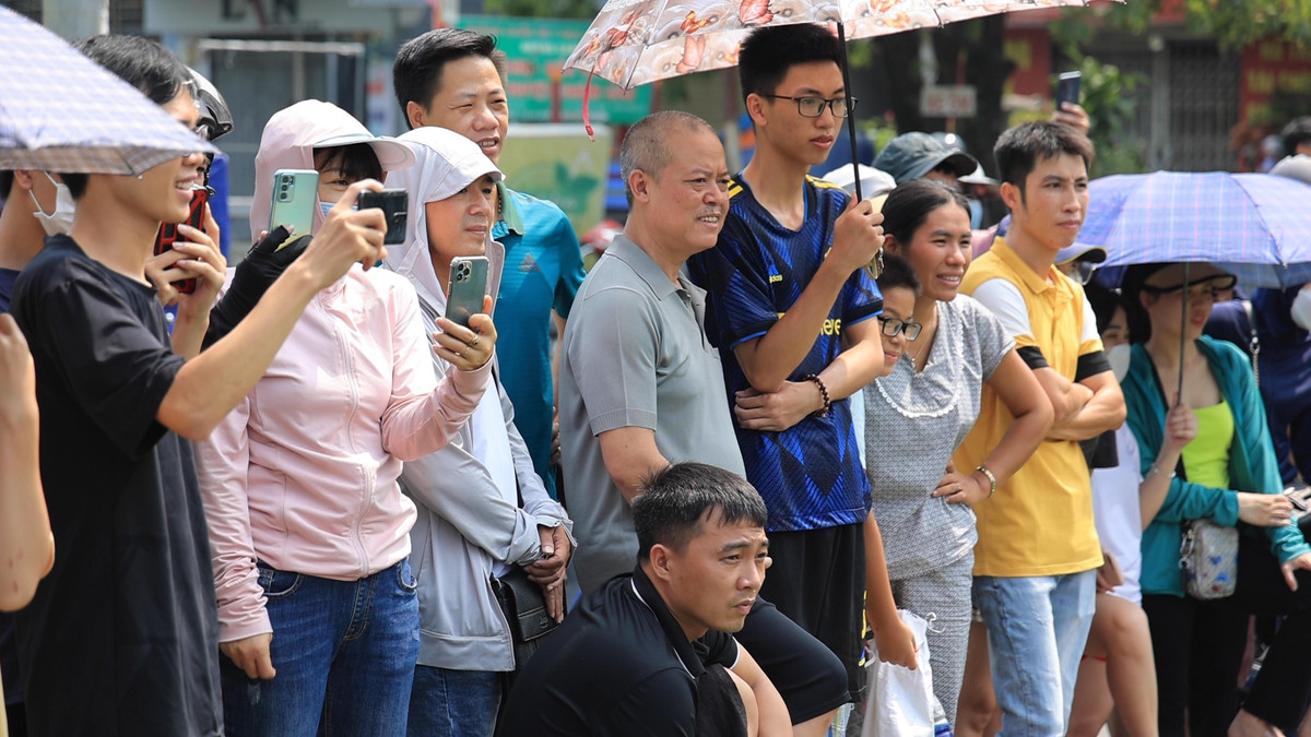 Nhiều người dân đã chụp ảnh, quay hình, livestream facebook để lưu giữ lại kỉ niệm ngày lễ hội Làng.