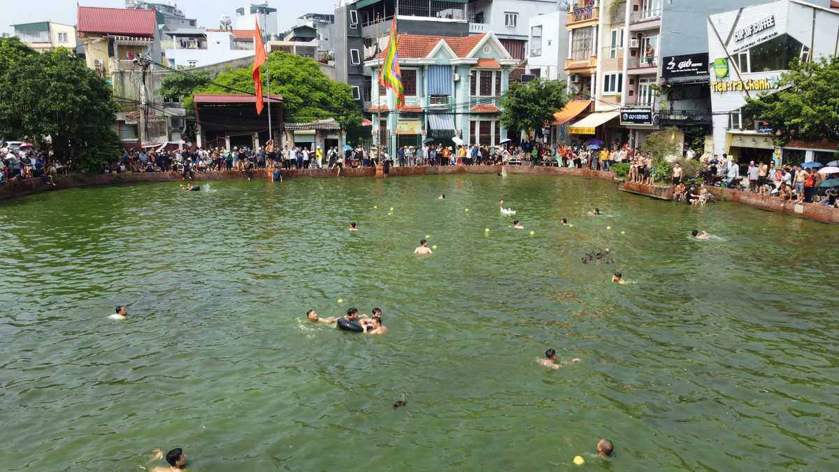 Dịp lễ tổ chức nhân ngày hoá Thành hoàng mà người dân tôn thờ hàng trăm năm nay - Bố cái Đại Vương Phùng Hưng.