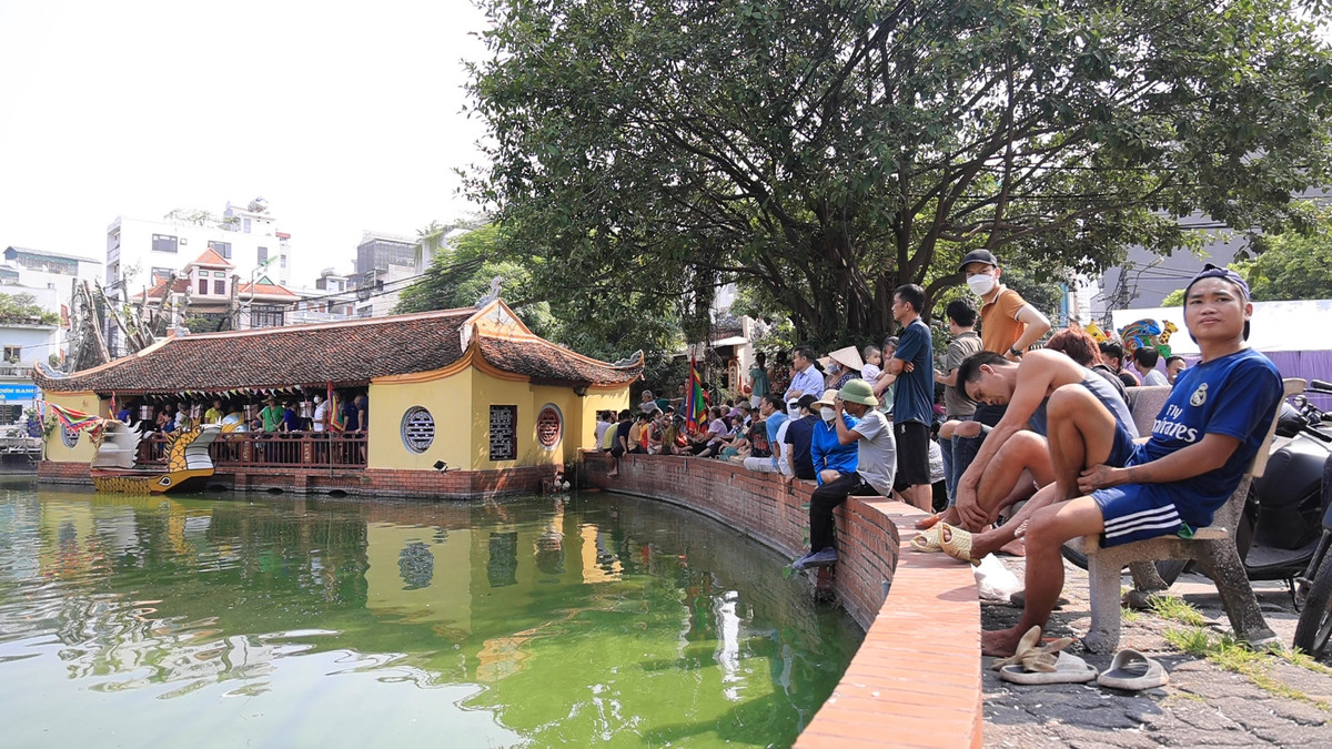 Mặc dù là ngày trong tuần nhưng vẫn có rất nhiều người dân dành thời gian tham dự.