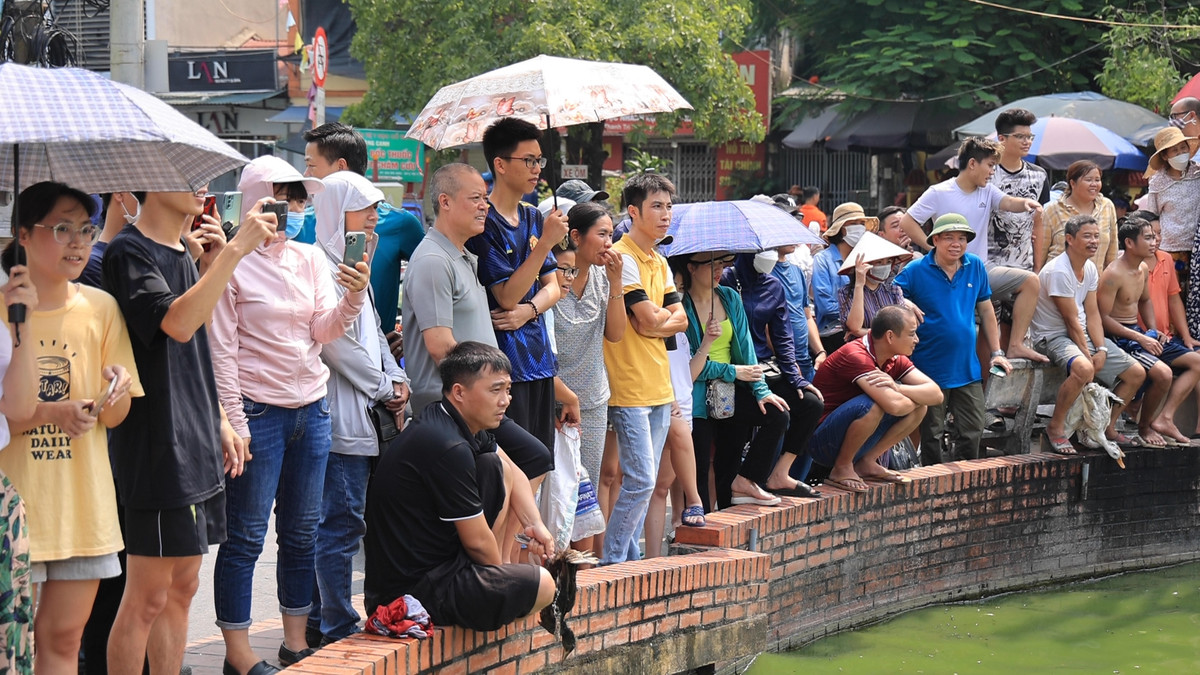 Trò chơi bắt vịt nhằm tạo sân chơi vui vẻ cho người dân địa phương, gắn kết tình làng nghĩa xóm.