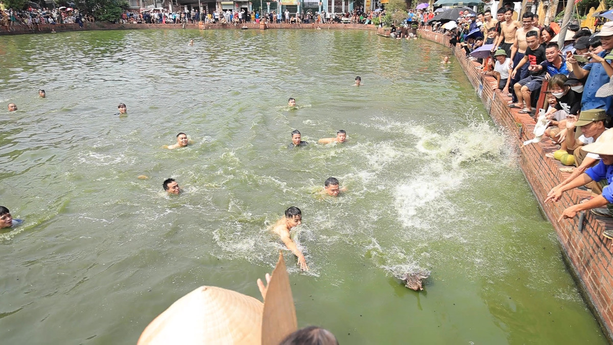 Người dân hò reo cổ vũ.