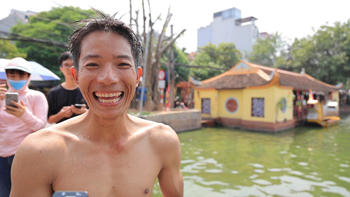 Anh Hoàng Văn Minh, dân làng Triều Khúc cho biết: "Minhd đã có mặt từ 8h sáng. Hôm nay không phải ngày nghỉ, nhưng mình đã sắp xếp công việc từ tuần trước để có thể tham gia được lễ hội. Khi bắt được một con vịt mình cảm thất rất vui".