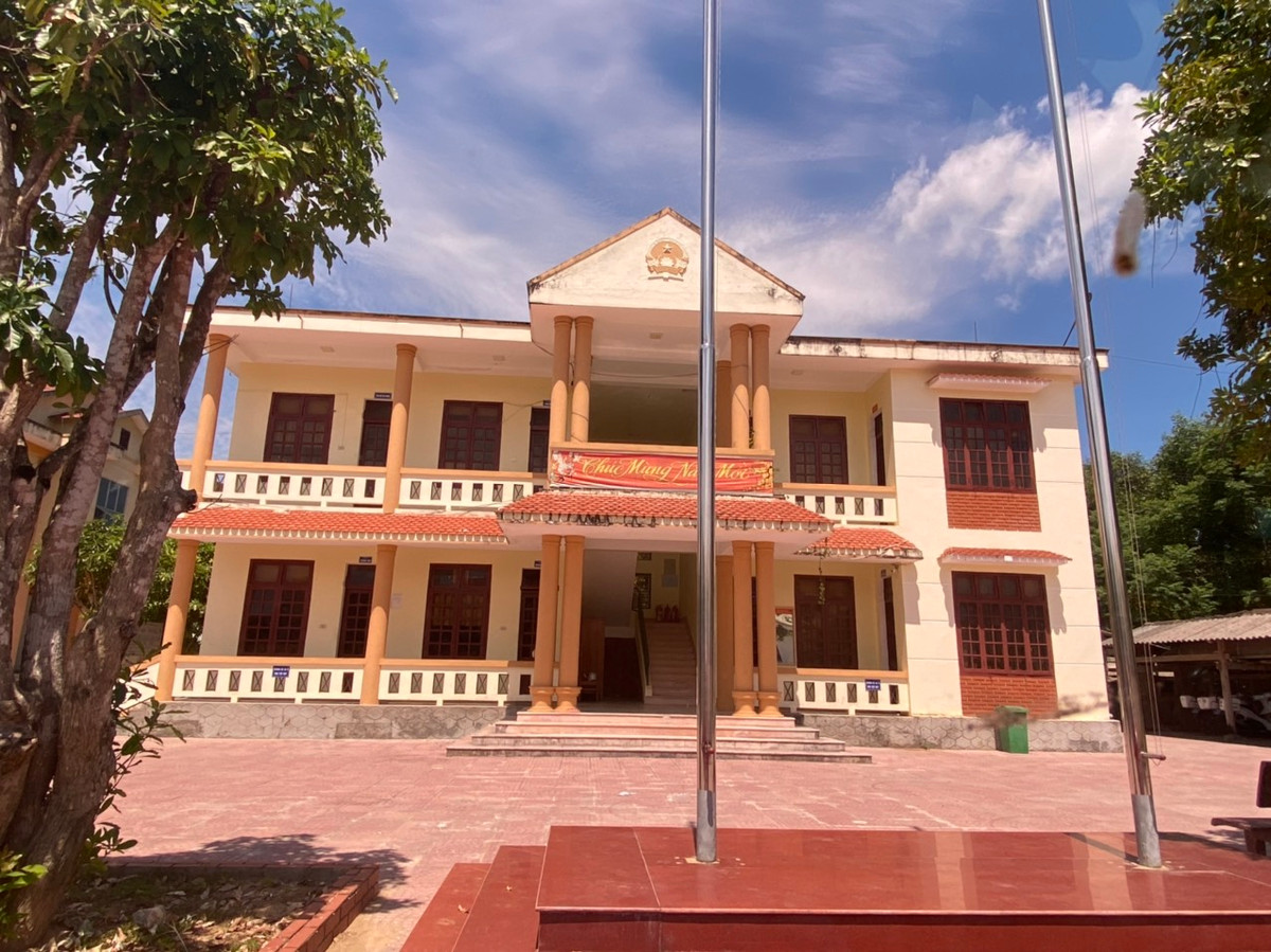 Quang Binh: Tru so UB xa vang bong can bo truoc ngay nghi le