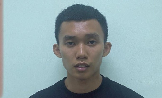  Khó tin với thủ đoạn lừa đảo 4 tỉ đồng của nam thanh niên: Ngày 29/9, Phòng An ninh mạng Công an tỉnh Bình Dương cùng với Công an huyện Bàu Bàng đã bắt giữ Nguyễn Đăng Hoà (24 tuổi, quê ở Quảng Nam) về hành vi lừa đảo chiếm đoạt tài sản. Tháng 1/2022, anh H. (ngụ huyện Bàu Bàng) trình báo bị đối tượng Hoà lừa tiền. Cụ thể, anh H. đã chuyển tiền cho Hoà để mua 1 chiếc xe máy, nhưng vừa chuyển tiền xong anh liền bị đối tượng cắt đứt liên lạc. Làm việc với công an, Hòa khai từ cuối năm 2021 đã lên mạng xã hội lập nhiều tài khoản rồi giả rao bán xe với giá rẻ để lừa đảo. Với thủ đoạn này, Hòa đã thực hiện trót lọt 6 vụ chiếm đoạt tài sản trên địa bàn tỉnh Bình Dương, với số tiền hơn 146 triệu đồng. Còn trên địa bàn nhiều tỉnh thành khác, tổng số tiền Hòa chiếm đoạt khoảng 4 tỉ đồng.