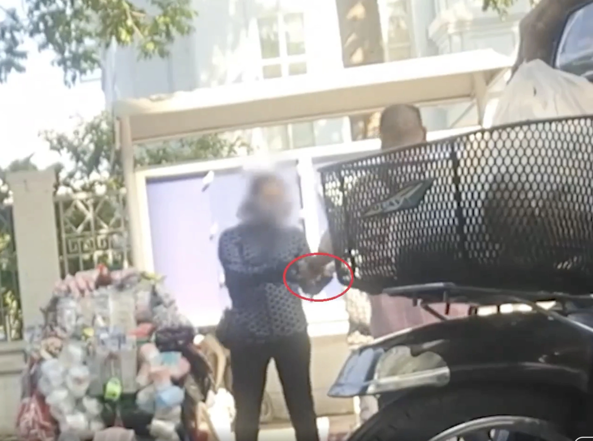  Buộc thôi việc tổ trưởng nhận tiền của người bán hàng rong: Chiều 29/9, ông Nguyễn Đình Khuyến, Chủ tịch UBND quận Tây Hồ (Hà Nội) cho biết, quận đã chỉ đạo UBND phường Xuân La có quyết định buộc thôi việc đối với ông N.Đ.V. (Tổ trưởng tự quản trật tự phường Xuân La). Đồng thời, cơ quan chức năng tạm đình chỉ công việc đối với 2 tổ viên. Trước đó, báo chí đã phản ánh tình trạng tổ tự quản nhận tiền của các tiểu thương ở khu vực chợ tạm Xuân La. Nhiều người chấp nhận nộp tiền để được yên thân kinh doanh tại khu vực này. Cũng vào sáng 29/9 lực lượng chức năng đã tập trung xử lý triệt để việc buôn bán lấn chiếm vỉa hè tại ngõ 28 Xuân La, đồng thời phát tờ rơi công bố số đường dây nóng để tiểu thương phản ánh tiêu cực.