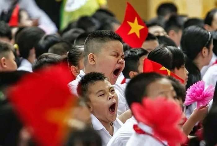 Ngày nghỉ thì tỉnh như sáo, đến khi đi học thì...