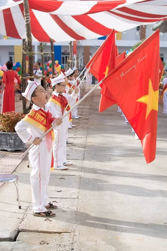 Khi bạn buồn ngủ nhưng vẫn phải cầm cờ ngày khai giảng.