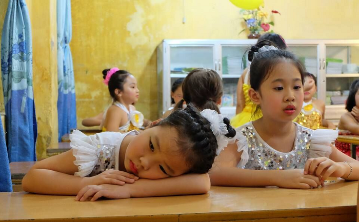 Khi buồn ngủ nhưng vẫn phải biểu diễn văn nghệ.