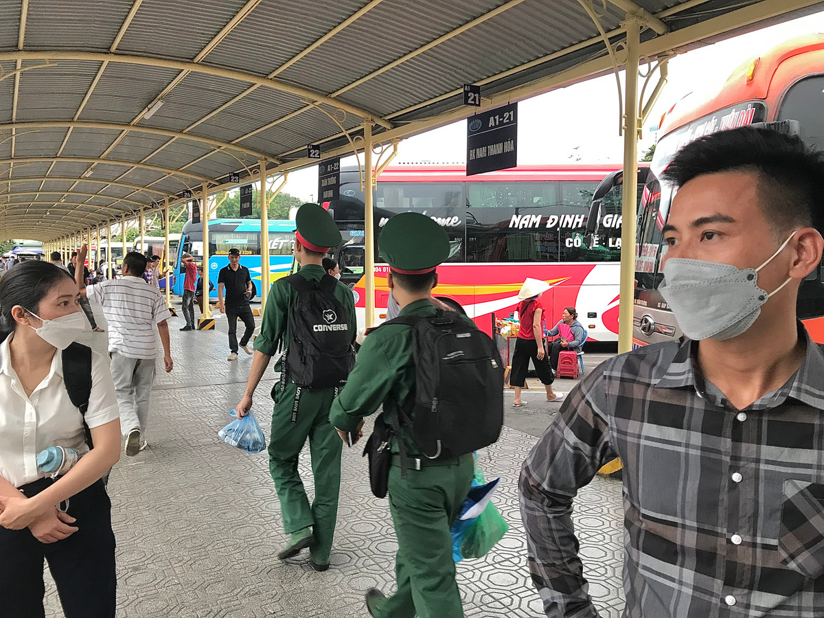 Lác đác hành khách về quê.